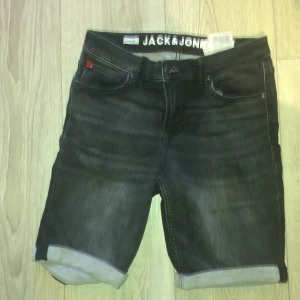 Jack & Jones shorts  - Jack &jones shorts, använda 1 gång på skolavslutning. I super fint skick.