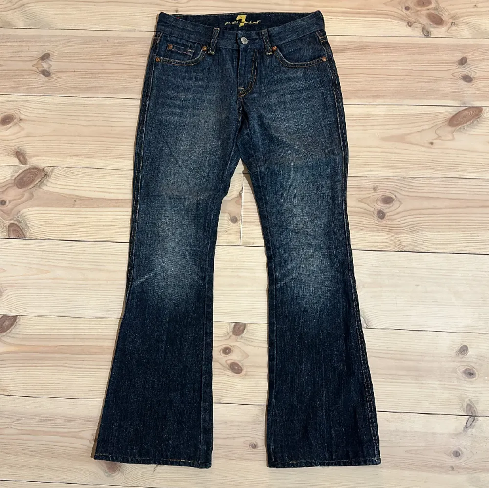 Super snygga, vintage ”7 for all mankind” jeans! Bootcut och lågmidjade, köpta i London! Midjemått: 35,5cm rakt över. Innerbenslängd: 69,5cm !. Jeans & Byxor.