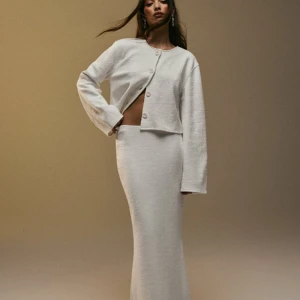 Vitt sett  - Säljer detta underbara settet med kjol och kofta, då de inte kommer till användning🤩 Använd fåtal gånger.  Nypris: 900kr 