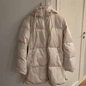 Zara jacka  - Superfin vit dunjacka från zara i bra skick. Storlek S🤍 skriv för fler bilder eller om du har några frågor, köparen står för frakten