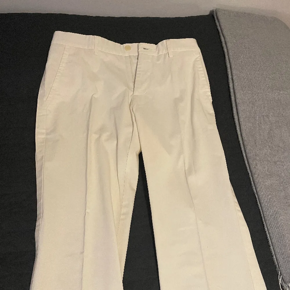 Säljer dessa kostym byxor som är tillsammans med den vita kavajen men om man vill köpa styck går det också! Dessa är i jätte fint skick och tom oanvända. Storlek 36. Jeans & Byxor.
