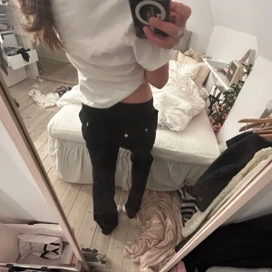 juicy byxor  - säljer dem hära jättesköna juicy byxorna i svart. säljer pga att dem inte längre används! använda men är i gott skick! storlek xxs men är ganska stora i storleken så passar xs-s beroende på hur man vill att dem ska sitta!❣️priset kan disukteras 