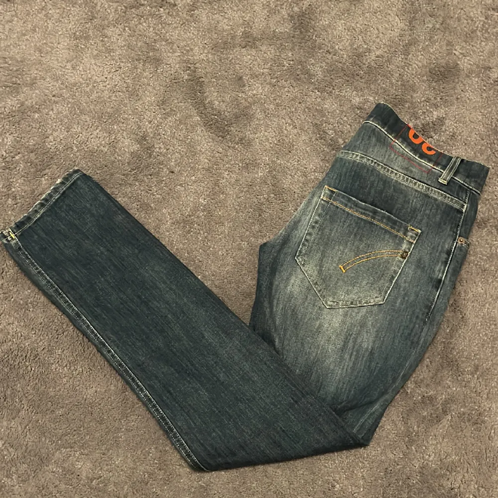 Asfeta DONDUP jeans i helt OANVÄNDT SKICK.   Storlek: 30 Färg: blå   Nypris runt 2900. Tveka inte att höra av dig vid funderingar.  . Jeans & Byxor.