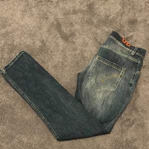 Asfeta DONDUP jeans i helt OANVÄNDT SKICK.   Storlek: 30 Färg: blå   Nypris runt 2900. Tveka inte att höra av dig vid funderingar.  