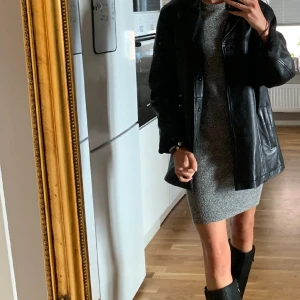 Grå stickad klänning - Grå, T-shirt stickad klänning från bikbok!  