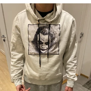 Limitato Hoodie - As chill limitato hoodie, skick 8/10 inga skador bara lite skrynklig. Storlek L men sitter som M. Priset är såklart inte hugget i sten