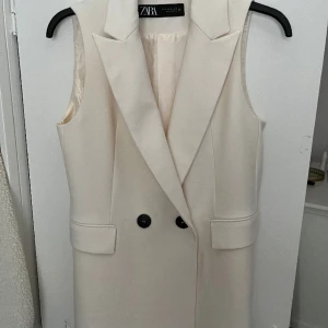 Zara västtopp - I fint skick, använd 1 gång. I storlek XS, men passar även S. Köpt för 599 kr. 