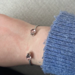 Caroline svedblom  - Säljer mitt Caroline svedblom armband för 300kr  (Har inte asken kvar)