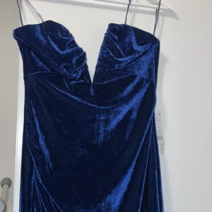 Oanvänd Klänning  - Oanvänd figurnära klänning från Gina Tricot, prislapp kvar! 