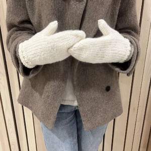 Handstickade vantar i 100% ull i färgen vit från vårt UF företag🤍finns i storlek XS/S eller M/L. Köpare står för frakten 💙