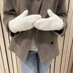 Handstickade vantar 100% ull - Handstickade vantar i 100% ull i färgen vit från vårt UF företag🤍finns i storlek XS/S eller M/L. Köpare står för frakten 💙