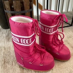 Moon Boots  - Rosa Moon Boots i strl 31/34  Väldigt fint skick! 