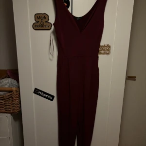 Vinröd Byxdress  - Bra skick, jätte bekväm att bara ha hemma 