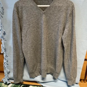 Stenströms stickad tröja  - Stickad tröja i Kashmir från stenströms super skön med en T-shirt men super snygg med en skjorta under passar storlek L/M tveka inte om att höra av er priset går att diskutera! 
