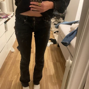 Lågmidjade jeans - Säljer dessa sjukt snygga lågmidjade jeans från zara 🙏skriv för mer bilder 