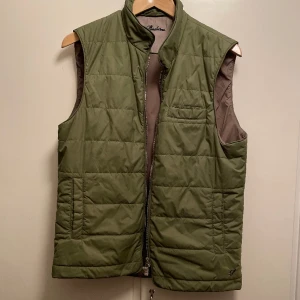 Stenstströms väst - Väst i fint skick från märket Stenströms, i färgen grön och storleken M. Personligen har jag S/M och den passar mig bra, men passar även bra på vänner som har större storlek. Dragkedjan är lite trög, men det är inget jag stört mig på.