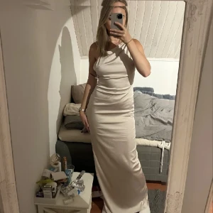 Balklänning - Säljer dennna fest/bal klänning! Aldrig använd från Nelly. 275 kr 💕