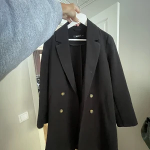 Svart kappa - Tunn svart kappa till våren, knälängd (missvisande bild, tagen i 0,5 kamera) 