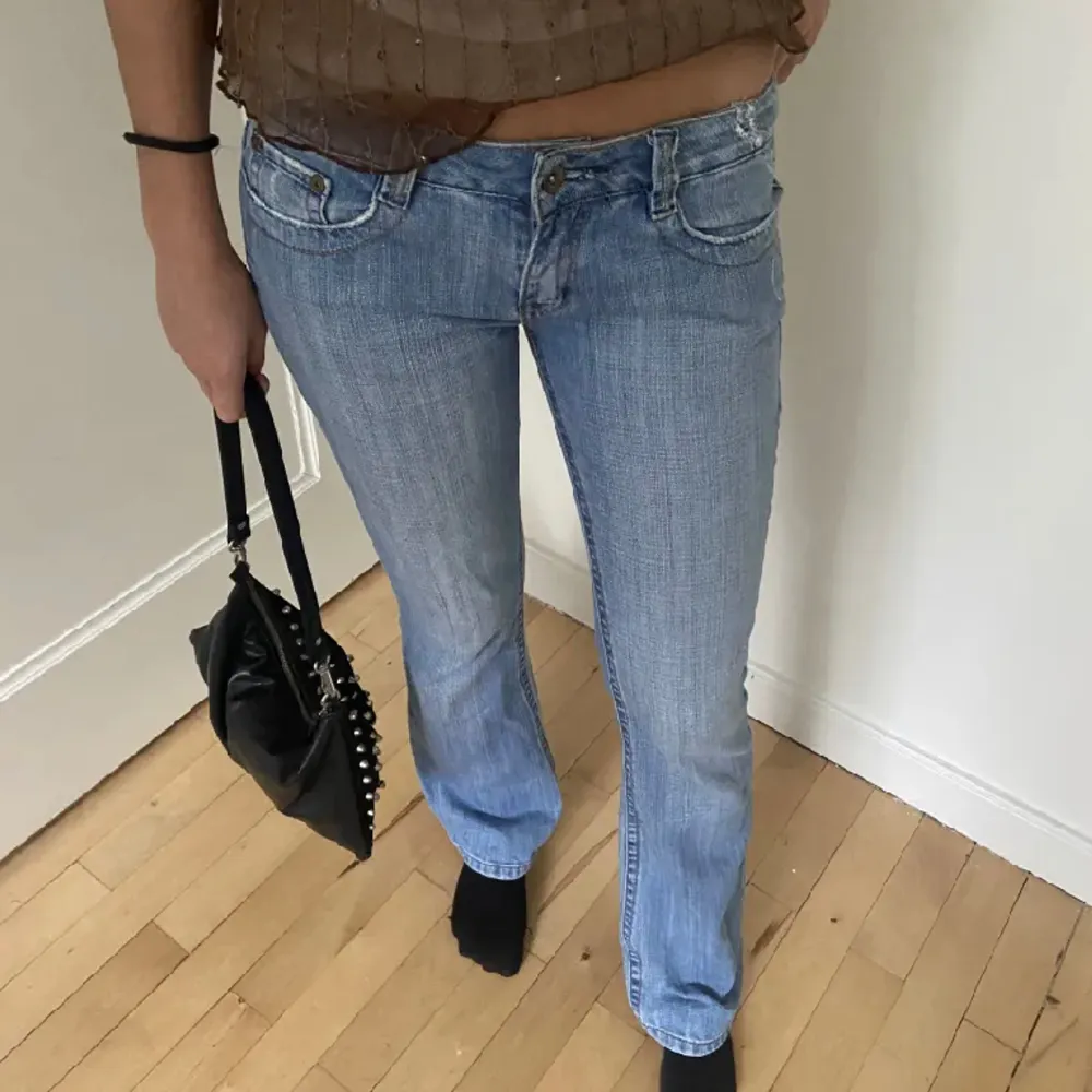 Unika Lågmidjade jeans i jätte bra skick! Midjemått rakt över är 30cm och innerbenslägnden är 77,5 cm. Skriv privat för fler frågor och funderingar!. Jeans & Byxor.