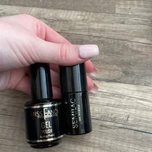 Gel polish - Säljer dessa fina färger pågrund av att jag har dubbelt av dom! Ena är ifrån miss fancy och den är lite mer ljus rosa. Den andra är ifrån semilac och är lite mer ljus lila! 🩷200 + frakt tillkommer 