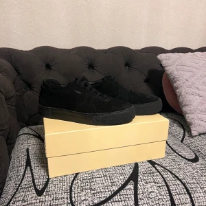 Axel arigato  - Har använt de en gång i balen. De är till ingen användning, de har blivit för små på mig ( priset kan diskuteras vida snabba affär) 