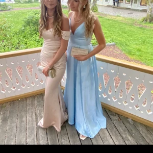 Balklänning  - Balklänning använd vid 1 tillfälle. Inlämnad på kemtvätt och utan defekter. 🥂 nypris 5000  Skick: väldigt bra  Färg: champagne  Plats: Göteborg 