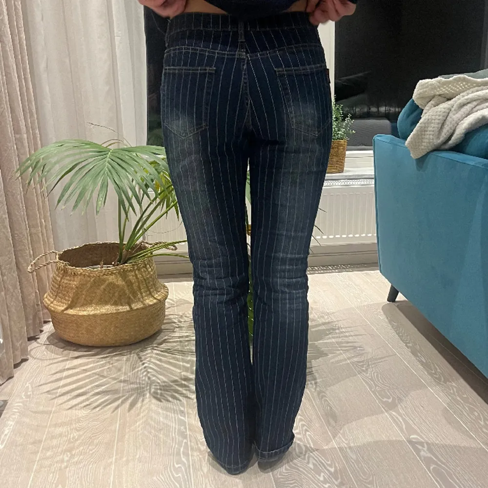 Säljer dessa coola randiga mörkblåa jeans. Bra skick då inga skador.  Står size 12 men skulle säga att storleken är S/M💕Jeansen är mid waist.  Midjemått: 38 cm. Inneben: 78 cm. Hela ben: 103 cm.. Jeans & Byxor.