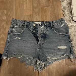Jeans shorts zara - Oanvända jeans shorts från zara 💕