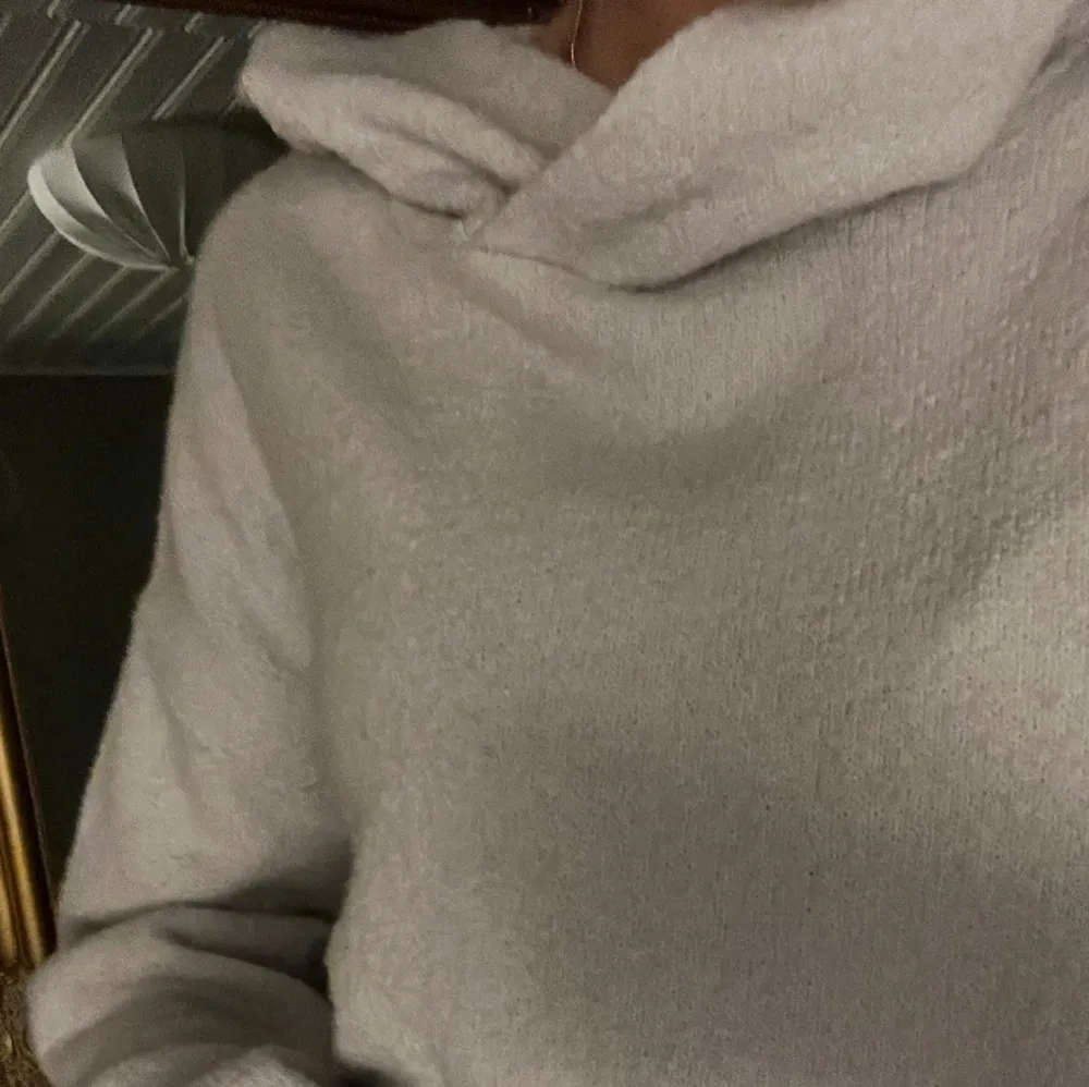 Sååå skön stickad hoodie i grå! Storlek S pris 210kr. Stickat.