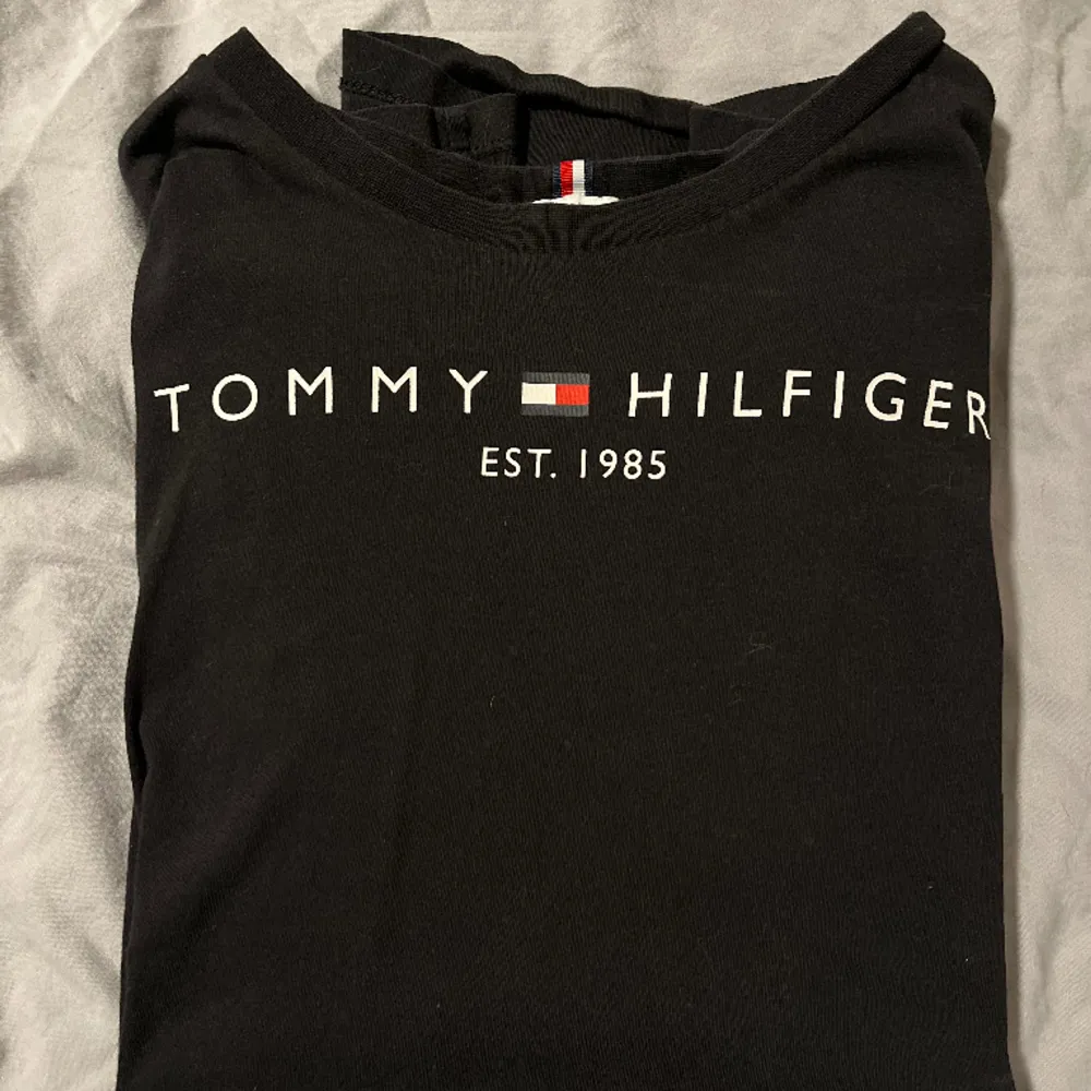 Säljer en Tommy Hilfiger t shirt i storlek 176, använd men inget som syns! . T-shirts.