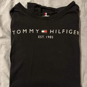 Säljer en Tommy Hilfiger t shirt i storlek 176, använd men inget som syns! 