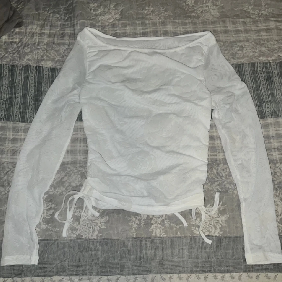 Vit spets topp sammet blommor