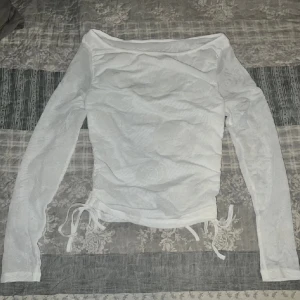 Vit spets topp sammet blommor - Vit topp med snörning på sidan, spets med sammet rosor på, stl S