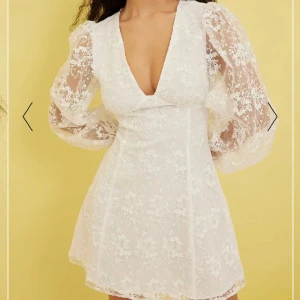 Vit klänning NA-KD - ❗️SE NY ANNONS, LIKADAN KLÄNNING I ANNAN STORLEK❗️   Slutsåld vit klänning med spets från NA-KD i storlek 34. Köpte den själv på plick för samma pris. Den är endast använd en gång av förra säljaren, aldrig av mig.  Pris kan diskuteras