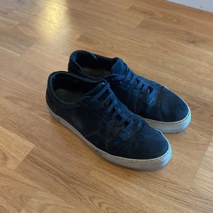 Svarta arigato skor - Svarta arigato skor i bra skick. Nypris ca 1800kr, säljes då de tyvärr inte kommer till användning längre. Har lite tecken på användning och därför har jag gjort avdrag på priset. 