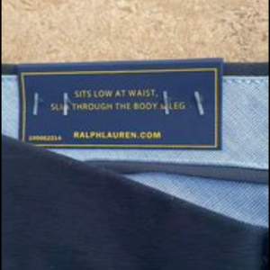 Oanvända Ralph Lauren byxor i mörk blå färg. storlek midja 29 längd 30. Materialet är 97% bomull och 3 % elastan. Byxorna är i stretch slim fit modell.