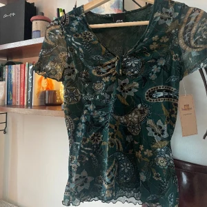 Grön topp!  - Jättesöt blommig topp från pop botique! 