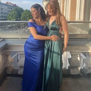 Balklänning  - Säljer min fina balklänning från Ivory Field. Använd endast 1 gång på min bal. Super fint skick ! Nypris 2 500