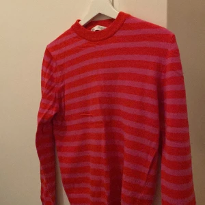 Stickad tröja - Säljer denna jättefina stickade tröja från zara. Den har inga defekter och använd några få gånger. Köpte den för 400kr