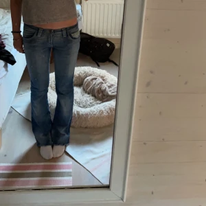 Low waist bootcut jeans - Säljer mina jättefina jeans, då de tyvärr börjar bli aningens för små för mig och därav inte längre kommer till användning. Jättefin ljusblå färg och sjukt lowwaist!! Har fler bilder. Pris kan diskuteras!