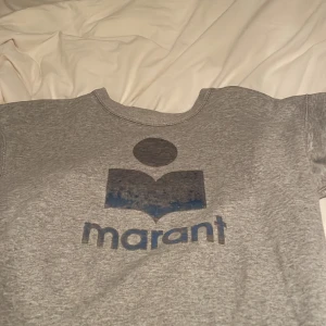 Säljer isabel marant tröja  - Säljer nu min isabel marant tröja. Jag köpte den från Minto förra året. Köpt för ungefär 2800kr. Den är i stl 36 alltså typ ca s. Den passar xs/s den sitter perfekt på mig som är 163. Det blåa på trycket har försvunnit lite För mer frågor kom privat.