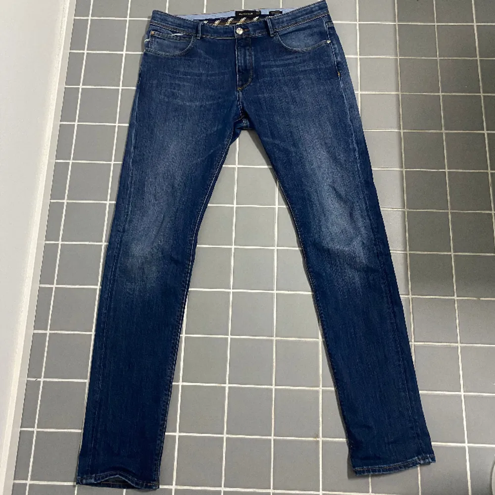 Säljer riktigt feta och unika Massimo dutti jeans i skön tvätt. Sitter perfa på den som är lite längre. Cond 9/10, inga fläckar eller hål. 239 eller kom med bud💰. Jeans & Byxor.