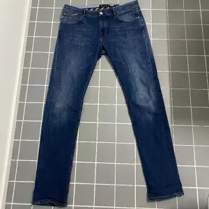 Säljer riktigt feta och unika Massimo dutti jeans i skön tvätt. Sitter perfa på den som är lite längre. Cond 9/10, inga fläckar eller hål. 250 eller kom med bud💰