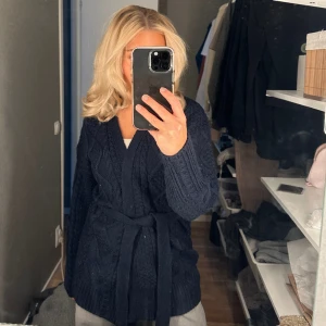 Marinblå cardigan  - Jätte skön marinblå cardigan med knyte  som endast är använd en gång. 🥰🥰