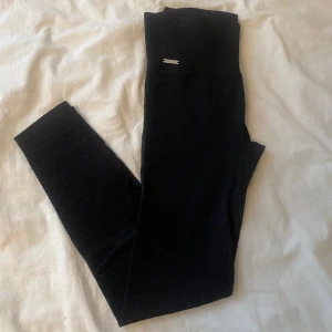 Träningstights aimn - träningtights från aimn. Använda endast en gång💕 orginalpris: 699kr. Hör av er vid funderingar 🥰