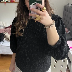 Topp  - Snygg topp med svart/glittrigt leopard mönster. Endast använd en gång💖💗 storlek XS men passar S och M. 