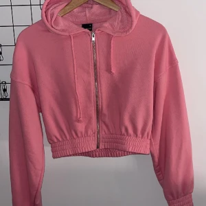 Hoodie!  - Nästan aldrig använd och därför i fint skick utan några defekter💗