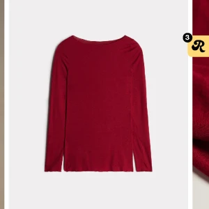 Röd intimissimi  - Jag säljer nu min jätte sköna tröja från intimissimi eftersom att den inte kommer användning.❤️ I jätte fint skick och endast använd någon gång, alltså inga defekter. Nypris 449❤️