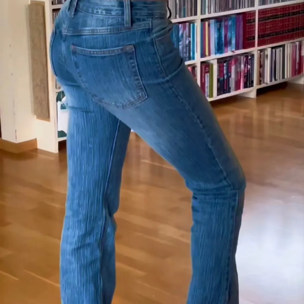 Säljer dessa otroligt snygga lågmidjade jeans från Brandy Melville då de tyvärr är för långa för mig som är 167cm! (Lånade bilder!!) Jeansen är egentligen i strl One Size, men passar perfekt på mig som vanligtvis har strl S💓💓. Jeans & Byxor.