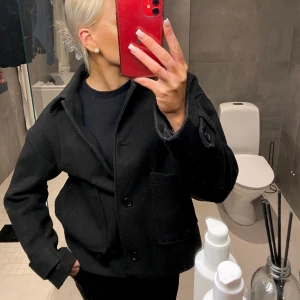 Svart kappa - Säljer min jättefina korta kappa från Nelly! Köpt för några månader sedan så i fint skick! Köpt för 700kr💓